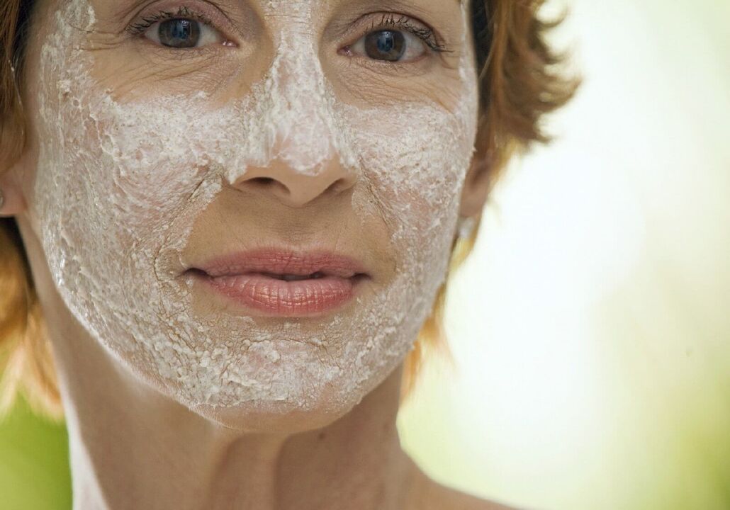 50 سال کے بعد چہرے کی جلد کے لیے تازہ دم کرنے والا ماسک
