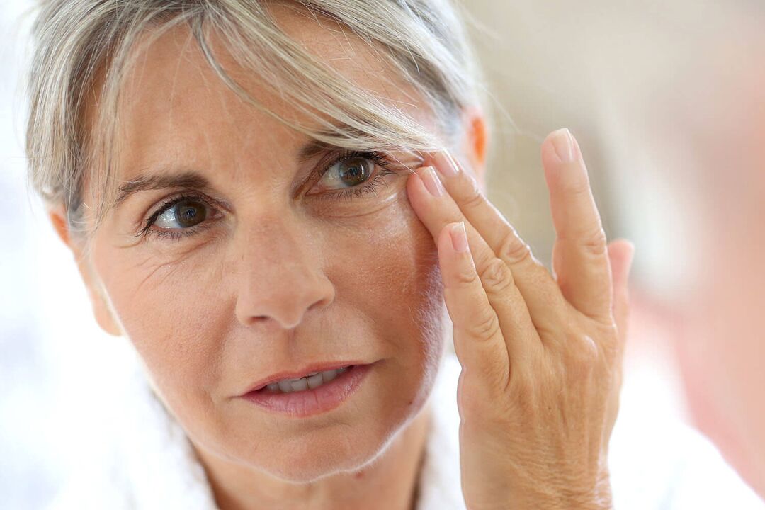 50+ سال کی عمر کی خواتین کو جوان رہنے میں مدد کے لیے چہرے کا خود مالش